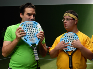 Participantes en la escuela de padel con las palas en la mano.